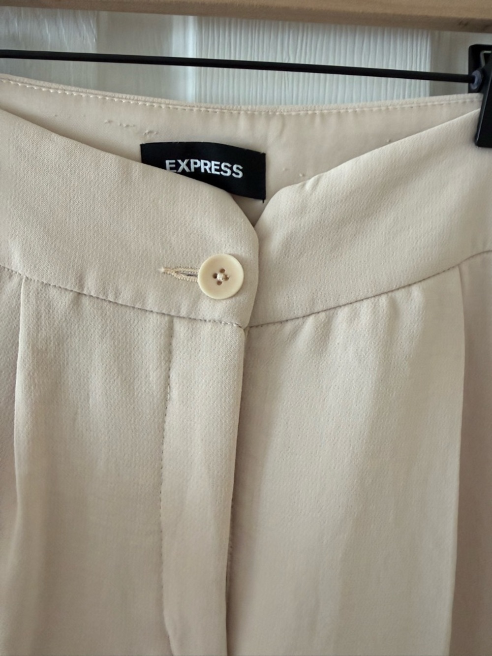 Express Women’s Light Cream Pleated Dress Pants - Picture 8 of 11